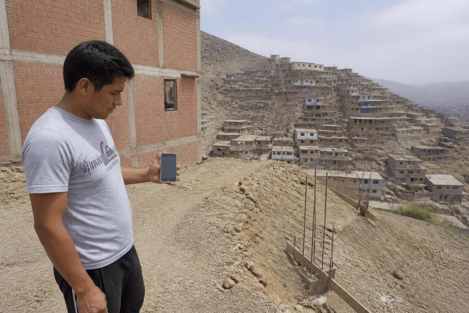 Un hombre comparte su ubicación en un lote en ladera