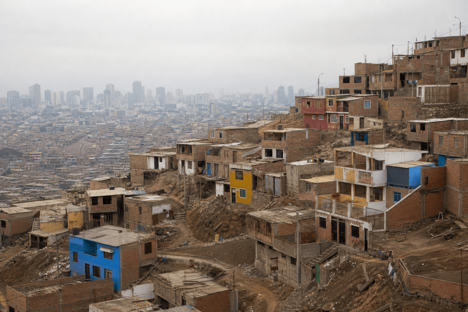 Viviendas autoconstruidas en una ladera de Lima